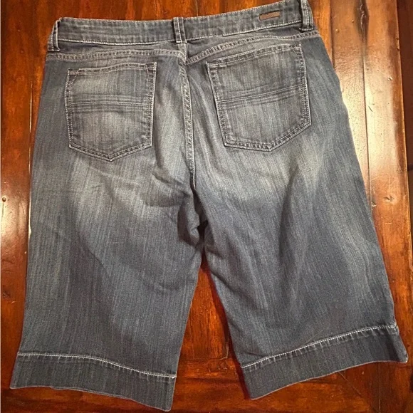 Kut from the Kloth Natalie Bermuda Medium Wash Denim Shorts Women's Size 14 - Picture 2 of 8
